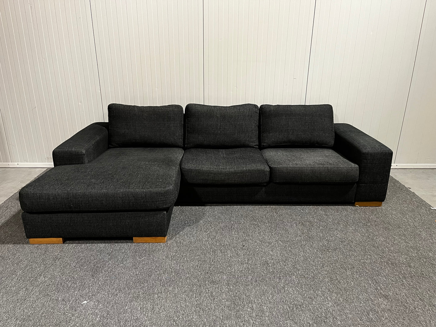 Svart soffa från Bellus med divan