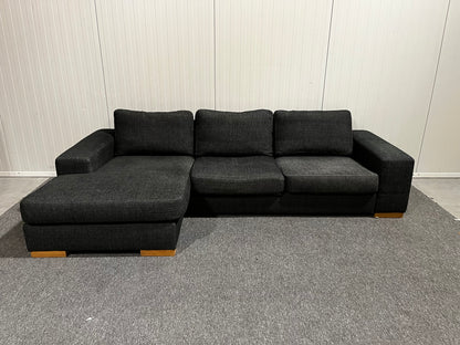 Svart soffa från Bellus med divan