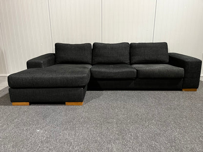 Svart soffa från Bellus med divan