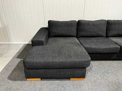 Svart soffa från Bellus med divan