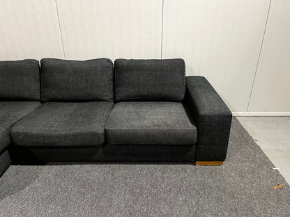 Svart soffa från Bellus med divan