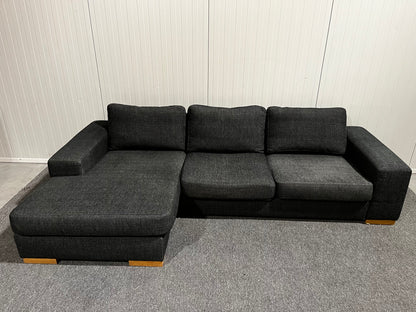 Svart soffa från Bellus med divan