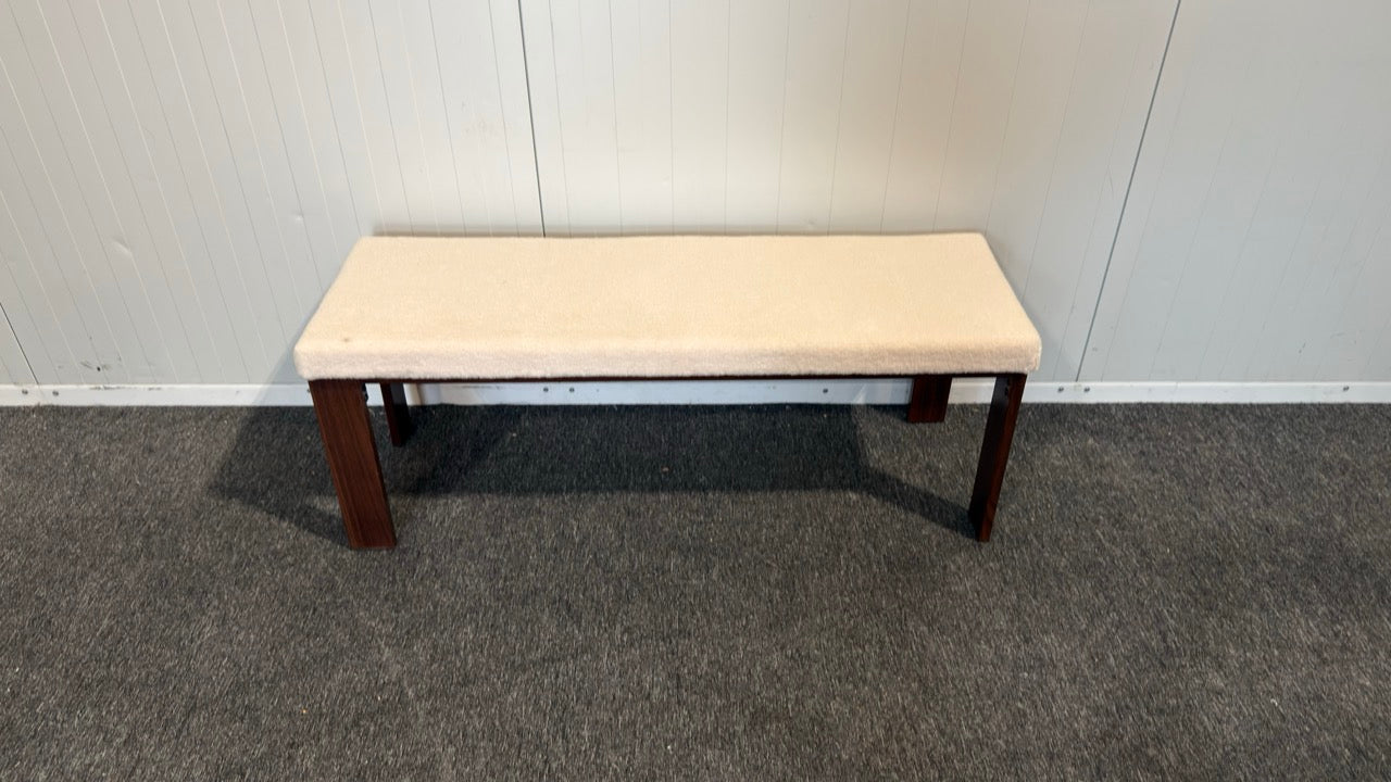 Hallpall i beige – framifrån