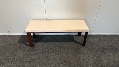 Hallpall i beige – framifrån