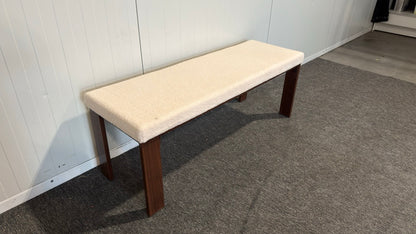 Hallpall i beige – detalj klädsel