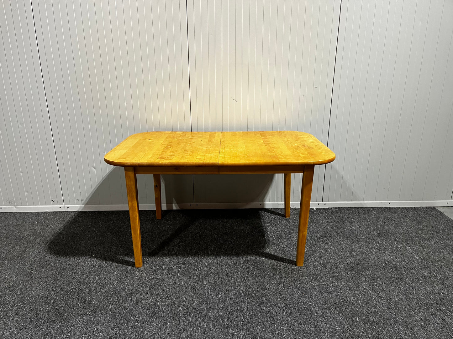 Träfärgat matbord med iläggsskiva – flexibel lösning för fler gäster