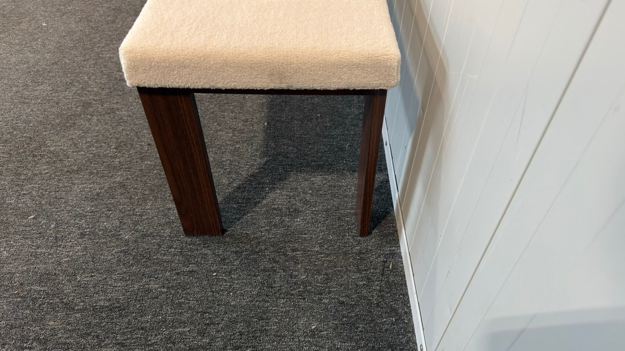 Hallpall i beige – sittyta