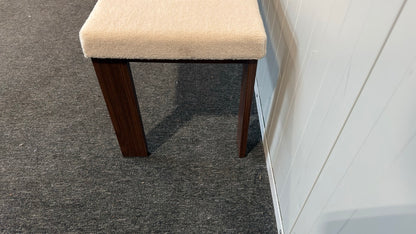 Hallpall i beige – sittyta