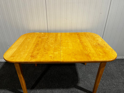 Träfärgat matbord med iläggsskiva – flexibel lösning för fler gäster