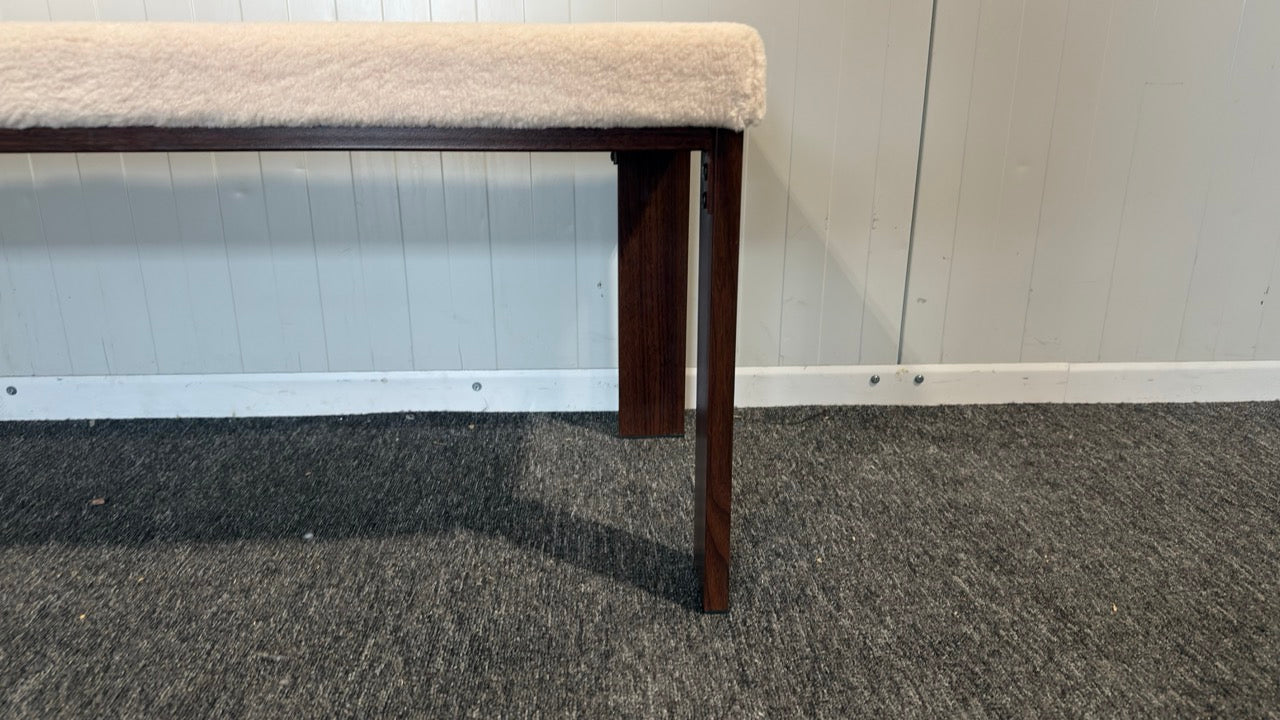 Hallpall i beige – helhet