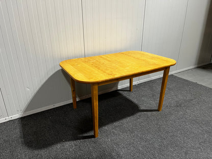 Träfärgat matbord med iläggsskiva – flexibel lösning för fler gäster