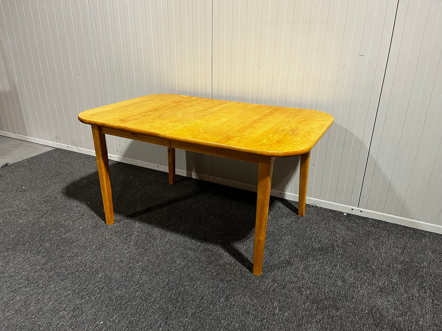 Träfärgat matbord med iläggsskiva – flexibel lösning för fler gäster