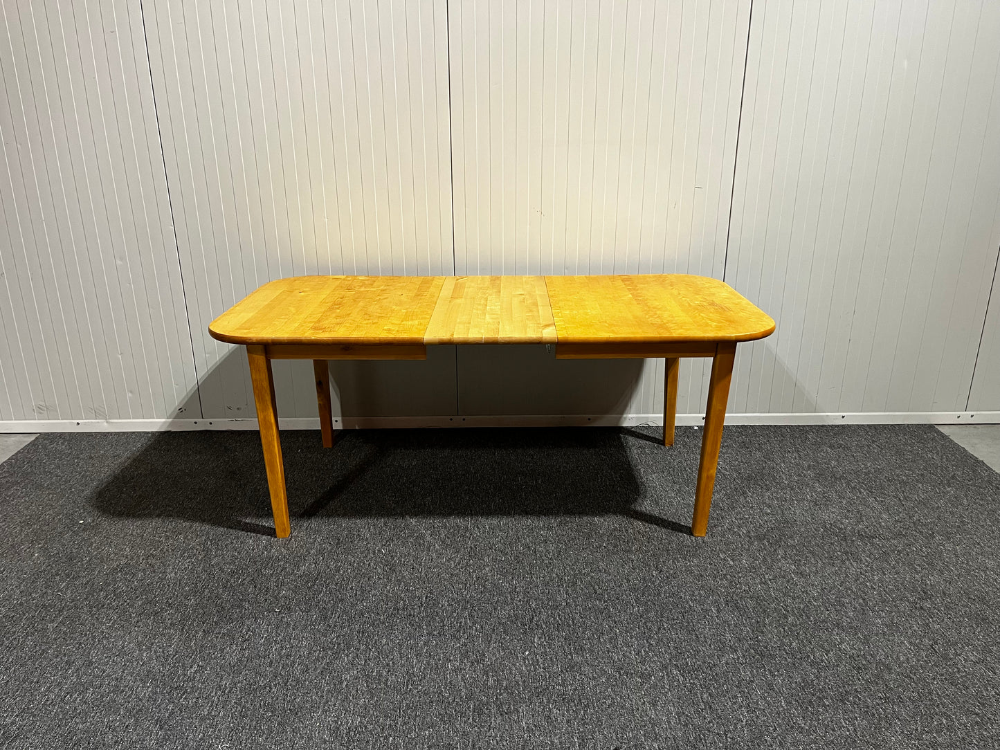 Träfärgat matbord med iläggsskiva – flexibel lösning för fler gäster