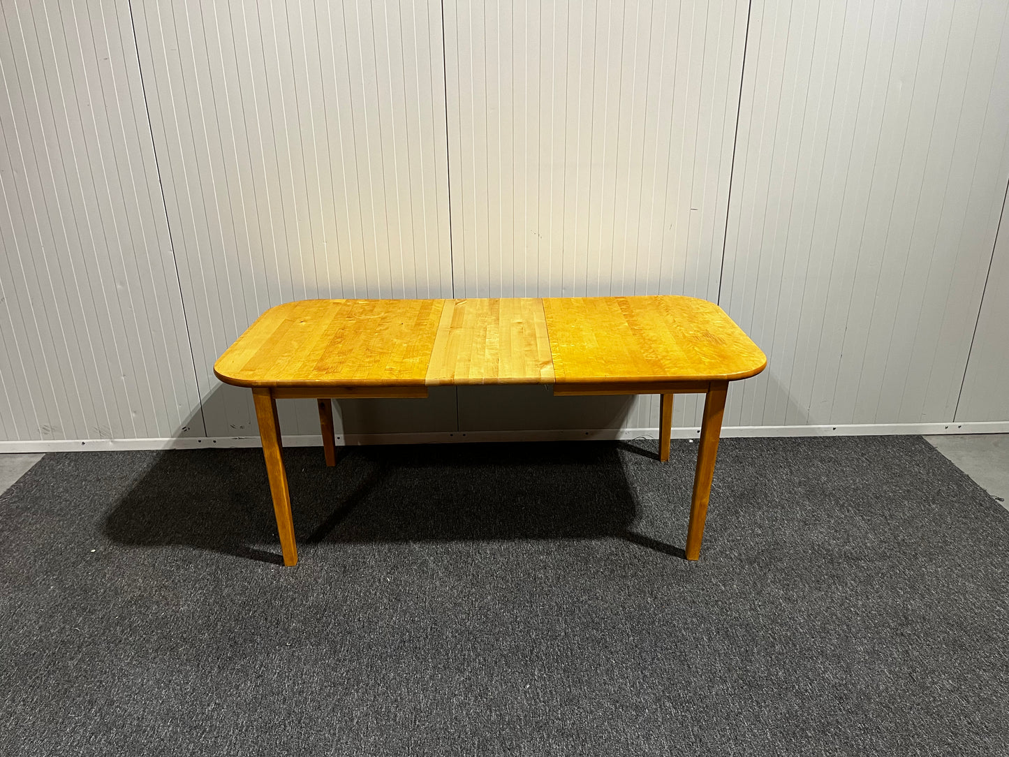 Träfärgat matbord med iläggsskiva – flexibel lösning för fler gäster