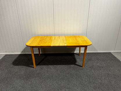 Träfärgat matbord med iläggsskiva – flexibel lösning för fler gäster