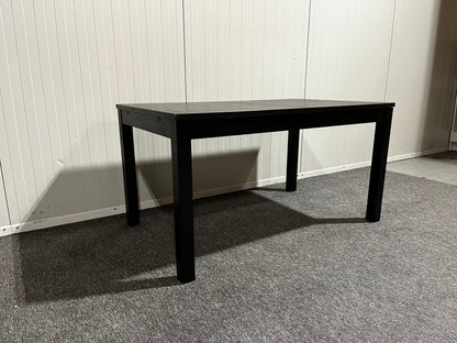 Svart matbord med iläggsskiva
