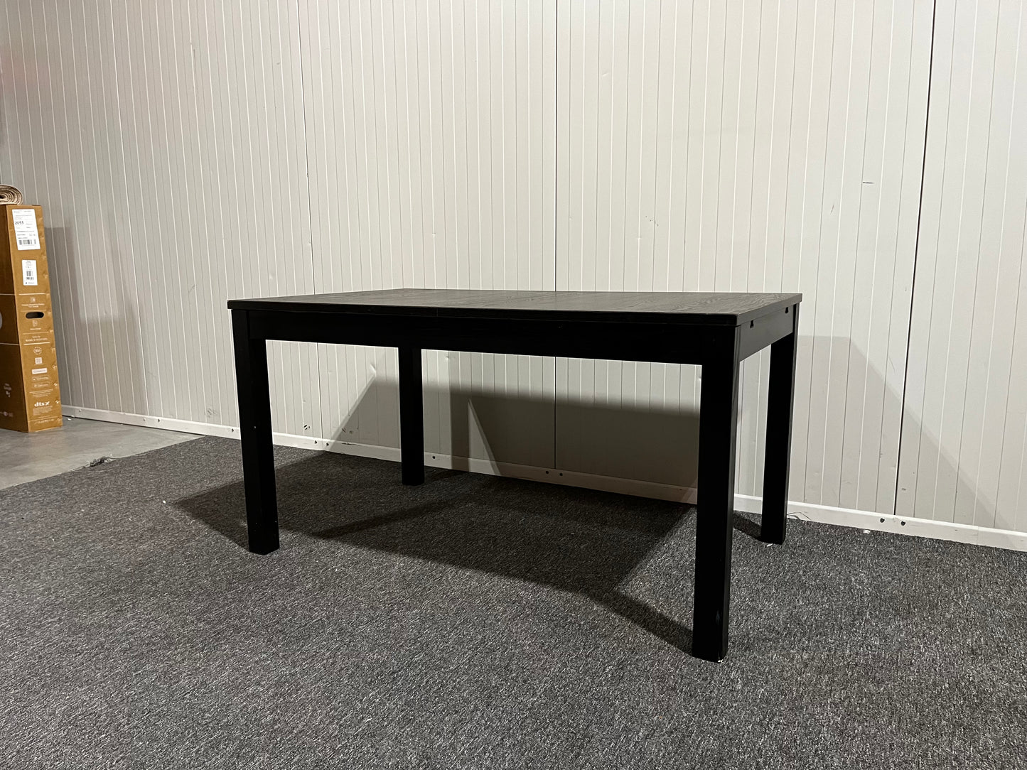 Svart matbord med iläggsskiva