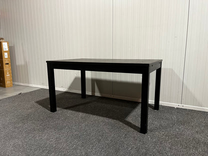 Svart matbord med iläggsskiva