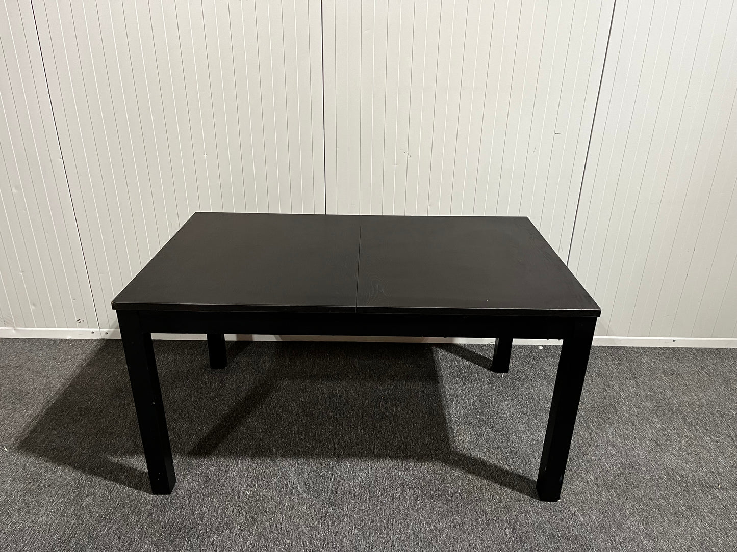 Svart matbord med iläggsskiva