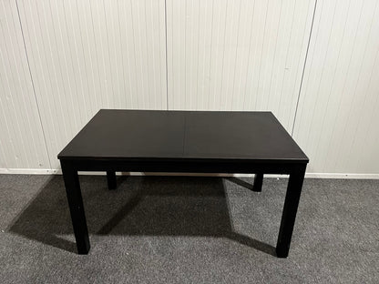 Svart matbord med iläggsskiva