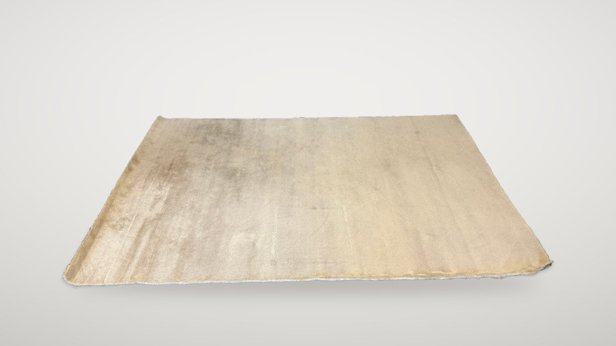 Begagnad vit matta 250x170 cm framifrån