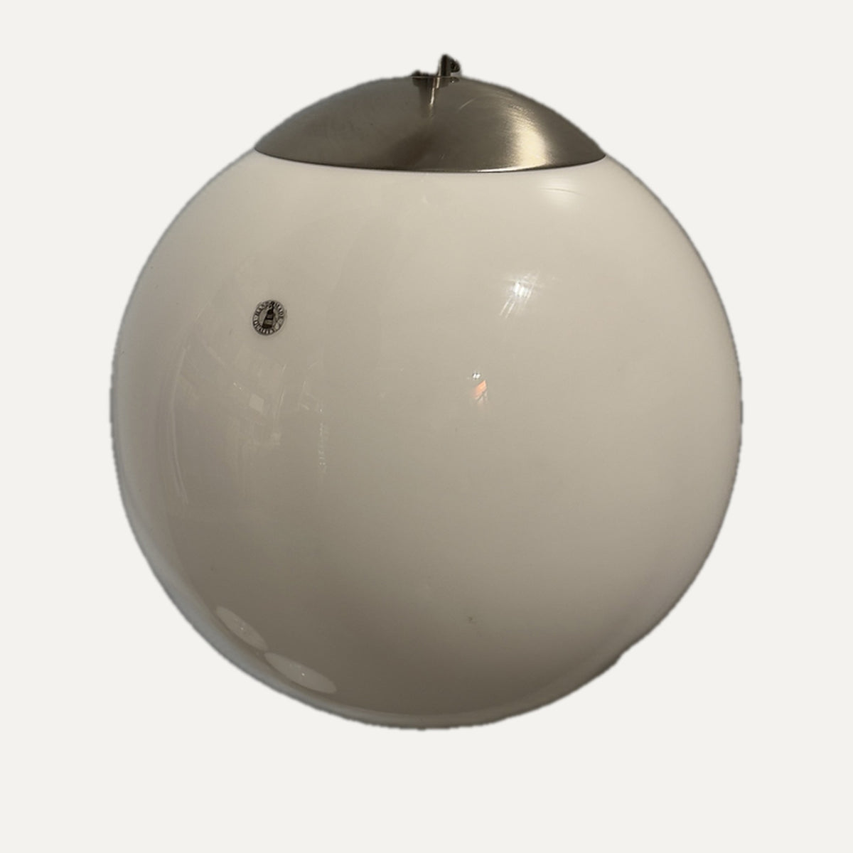 Begagnad rund taklampa i vitt opalglas med topp i borstat stål, diameter 30 cm