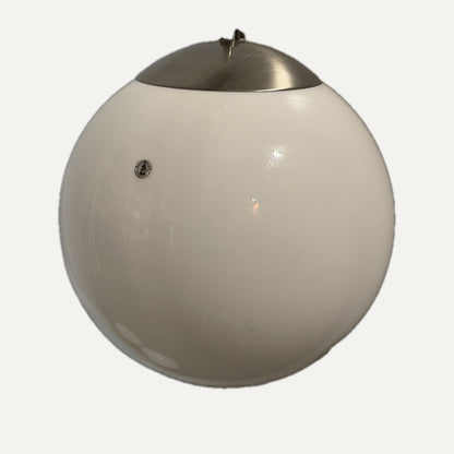 Begagnad rund taklampa i vitt opalglas med topp i borstat stål, diameter 30 cm