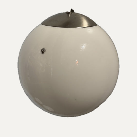 Begagnad rund taklampa i vitt opalglas med topp i borstat stål, diameter 30 cm