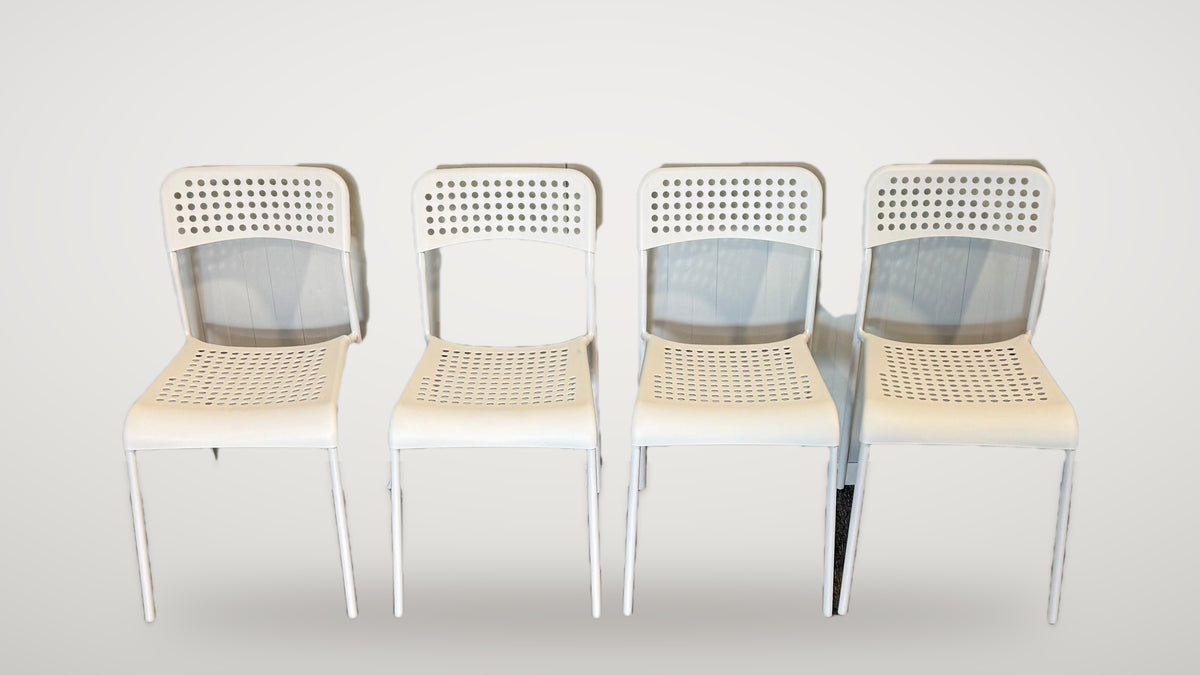Begagnade vita IKEA stolar med perforerad rygg