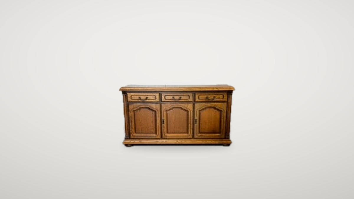 Begagnad sideboard i mörkbrunt trä med lådor