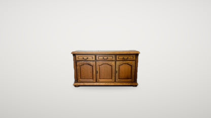 Begagnad sideboard i mörkbrunt trä med lådor