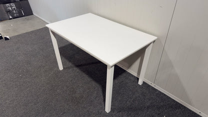 Venture Design matbord i nyskick