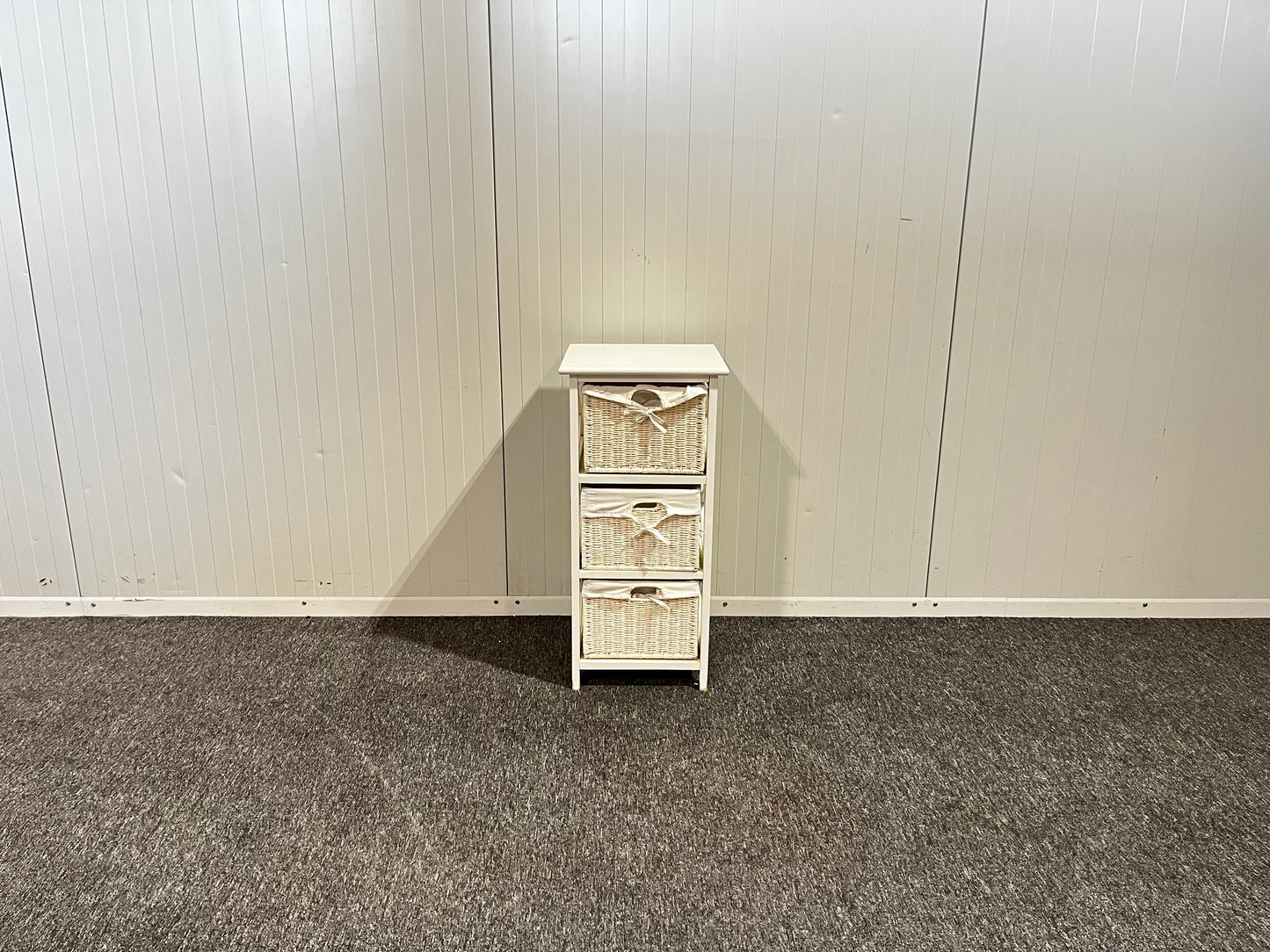 Begagnad IKEA badrumsförvaring med tre hyllplan i vit färg