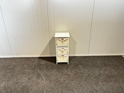 Begagnad IKEA badrumsförvaring med tre hyllplan i vit färg