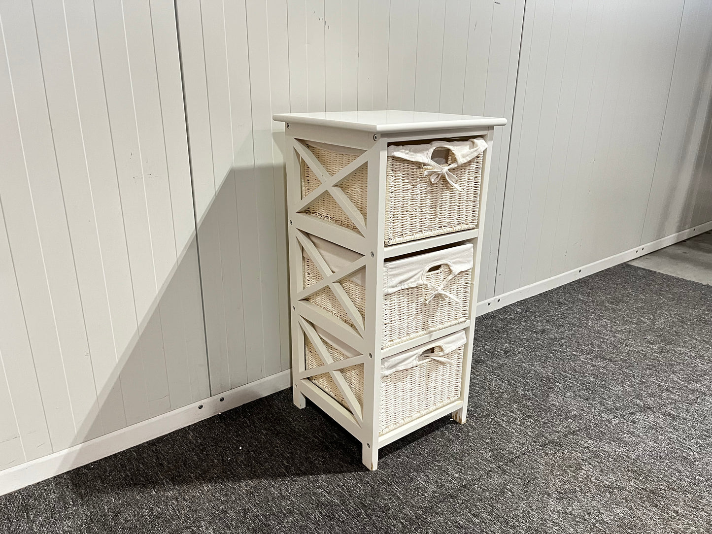 Begagnad IKEA badrumsförvaring med tre hyllplan i vit färg
