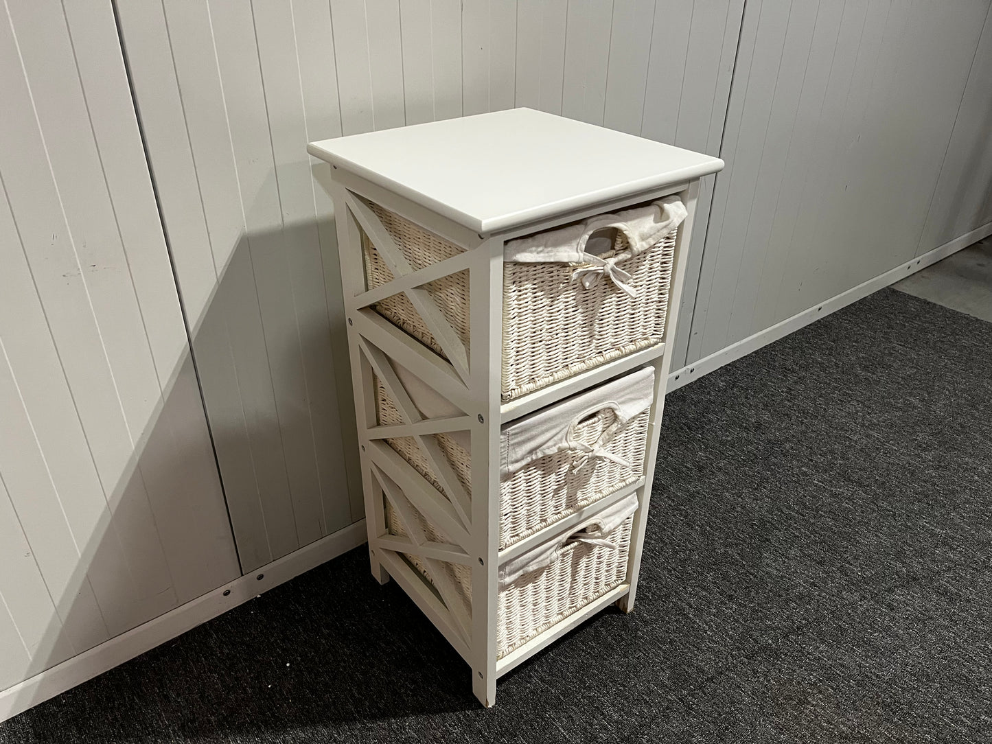 Begagnad IKEA badrumsförvaring med tre hyllplan i vit färg