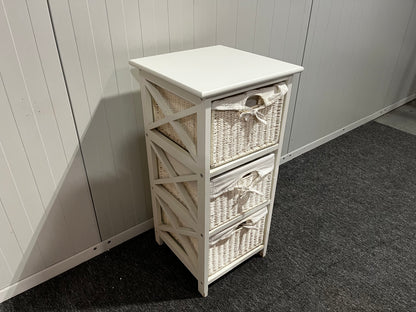 Begagnad IKEA badrumsförvaring med tre hyllplan i vit färg