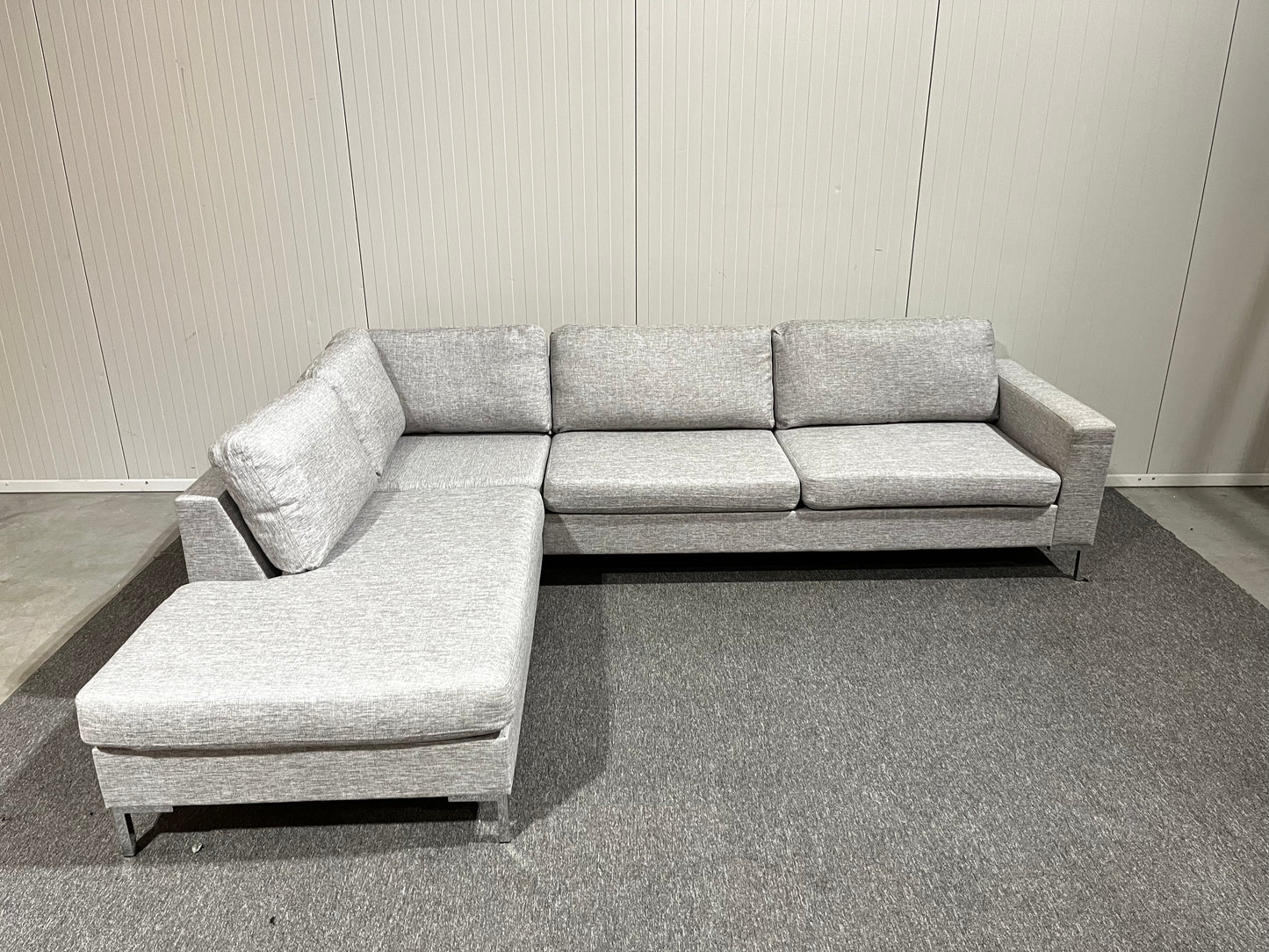 Begagnad ljusgrå divansoffa