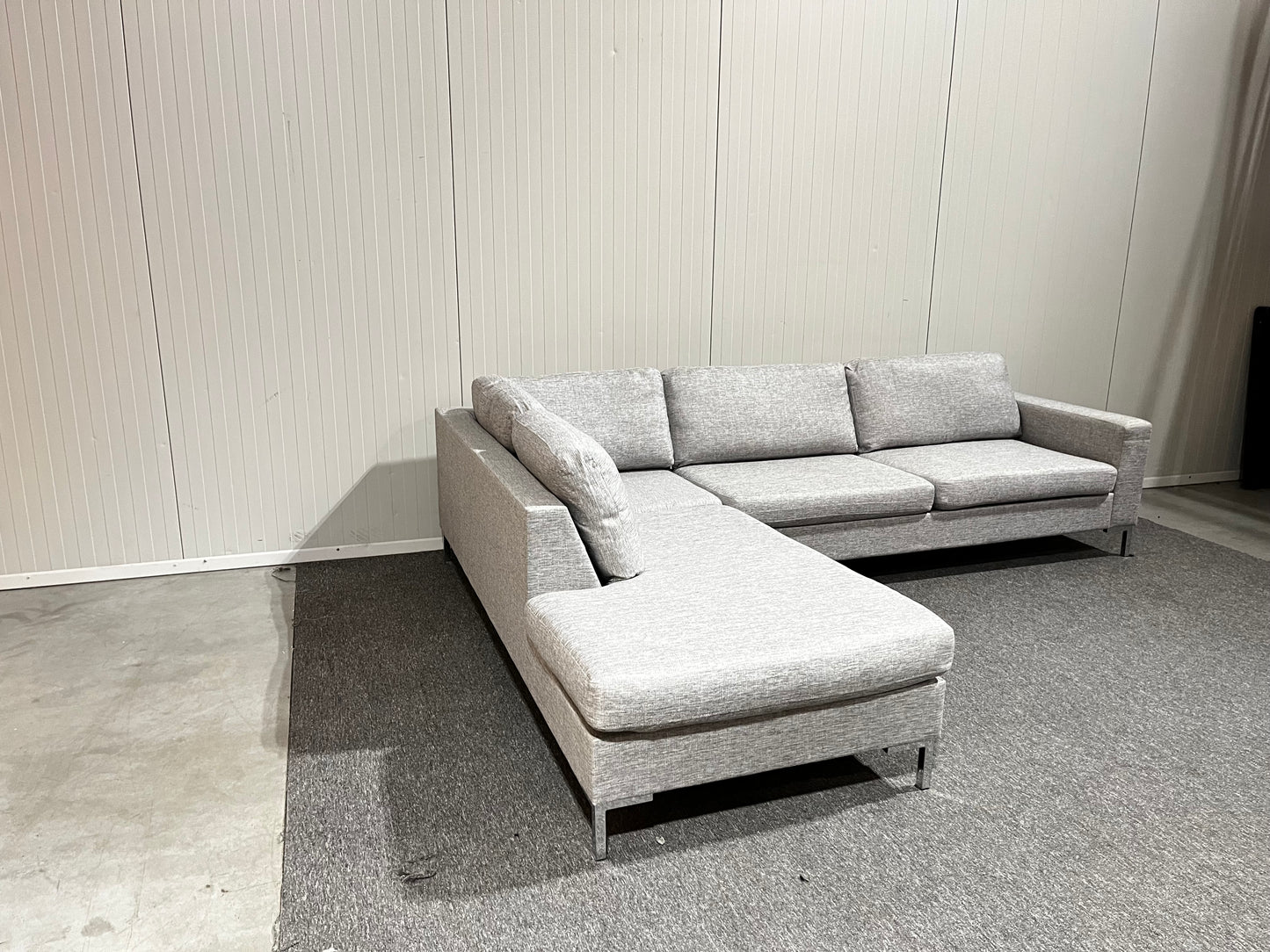 Begagnad ljusgrå divansoffa