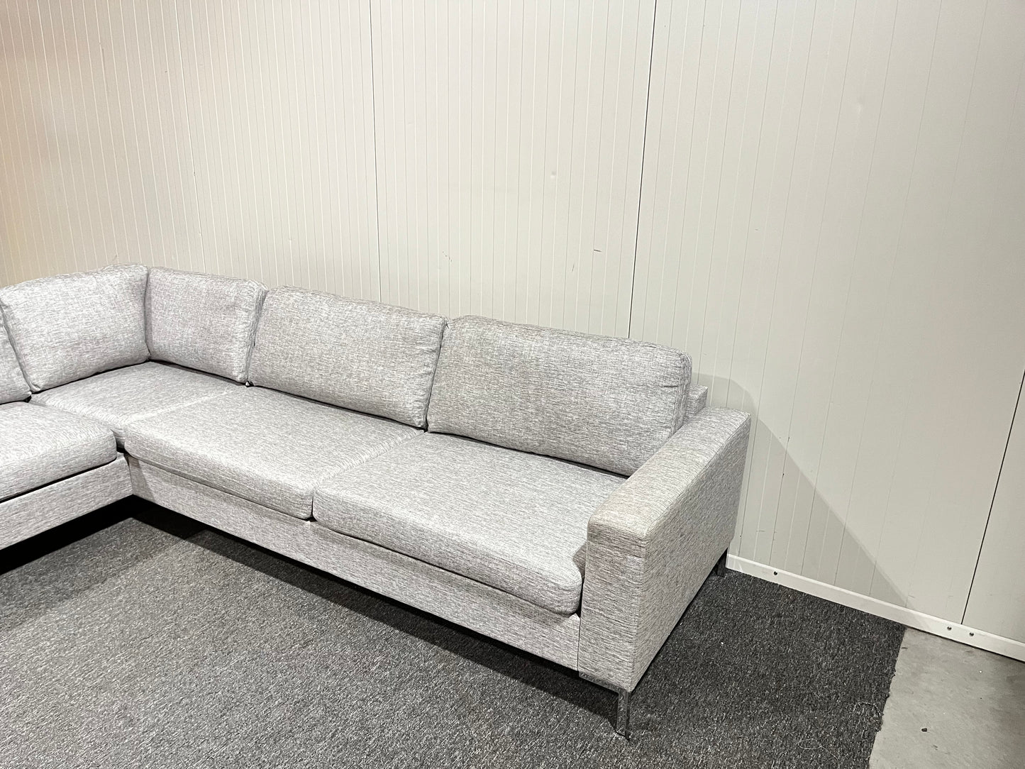 Begagnad ljusgrå divansoffa