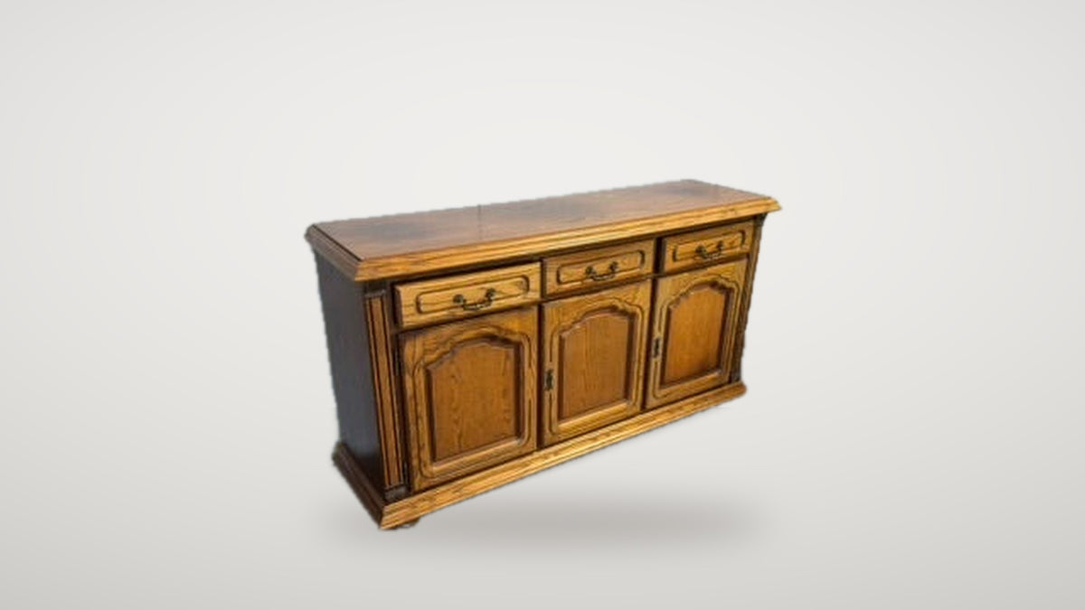 Begagnad mörkbrun skänk sideboard snett från höger