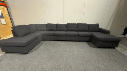 Stor svart U-soffa – plats för cirka 10 personer