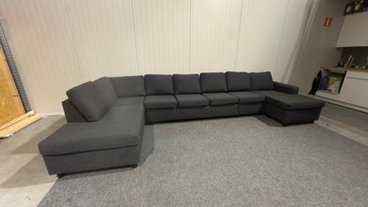 Stor svart U-soffa – plats för cirka 10 personer
