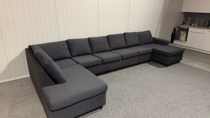 Stor svart U-soffa – plats för cirka 10 personer
