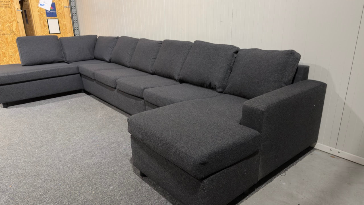 Stor svart U-soffa – plats för cirka 10 personer