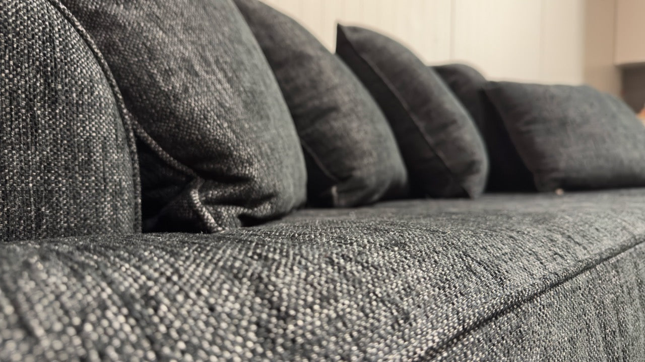 Begagnad svart tresits soffa