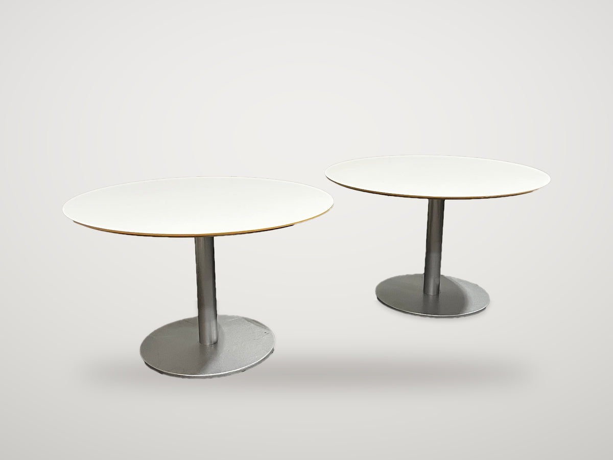Begagnade runda vita IKEA matbord snett från sidan