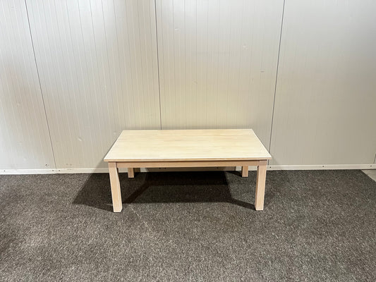 Begagnad soffbord i gediget trä sprutmålat i vit färg