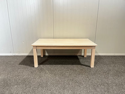 Begagnad soffbord i gediget trä sprutmålat i vit färg