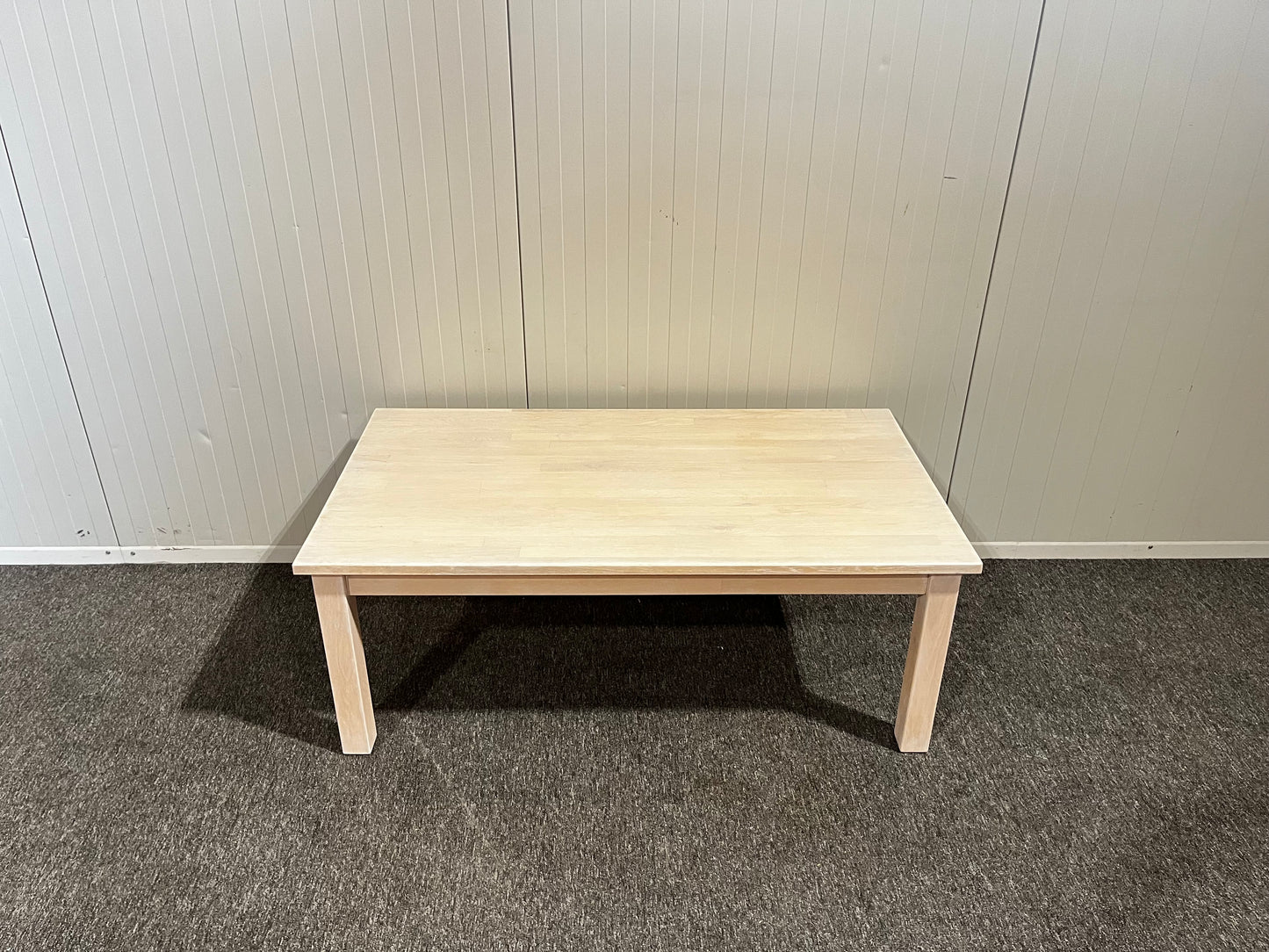 Begagnad soffbord i gediget trä sprutmålat i vit färg